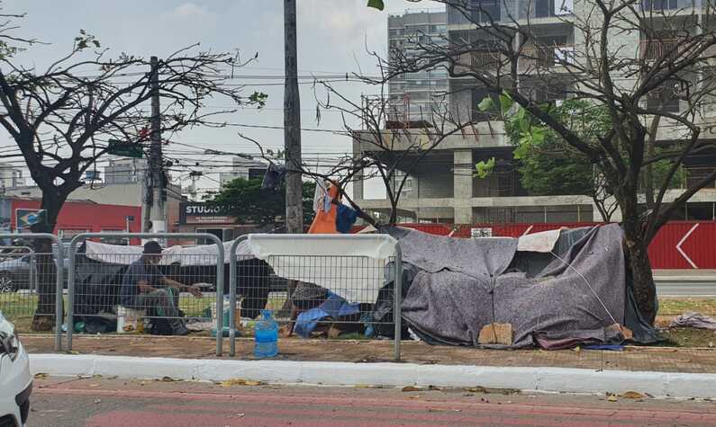 Moradores de rua na Av. Vergueiro, entre o nº 2550 e 2.850