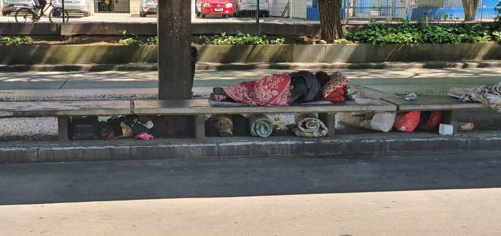 Moradores de rua acampando no metro vila mariana