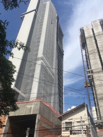 Condomínio de + de 20 andares, dentro do miolo do bairro Vila Romana