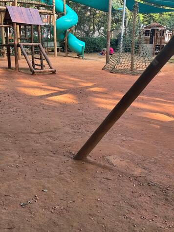 Atual piso de terra do parquinho infantil