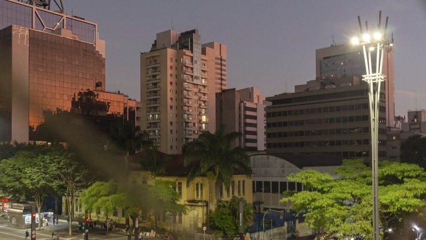 Foto da iluminação dispersiva da Avenida Paulista