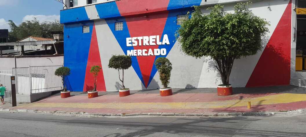 O ponto de ônibus nesta área é muito perigoso. Há relatos frequentes de assaltos