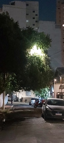 árvore_cobre_fiação_e_engoçe_iluminação_pública_20230330_202014.jpg