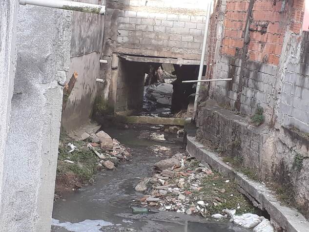 córrego  esgoto a céu aberto a ser canalizado ou muro de contenção  córrego  esgoto a céu aberto a ser canalizado ou muro de contenção