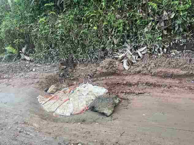 Risco à população: buraco profundo tampado com entulho