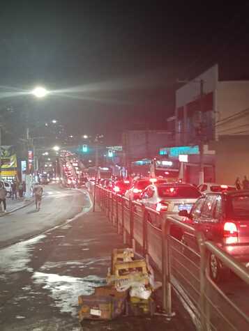 Trânsito intenso em uma das principais vias do bairro