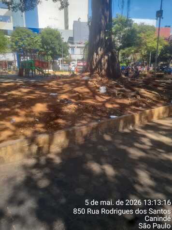 Canteiros abandonados da Praça Padre Bento Pari