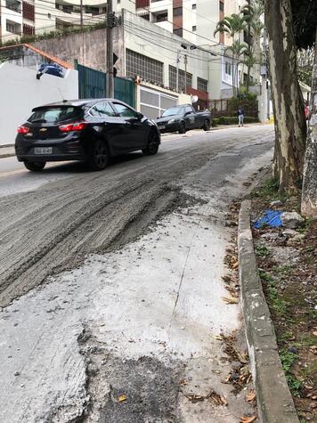 Derramamento de concreto ainda recente