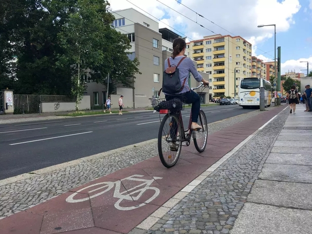 Ciclofaixa ao nível do passeio público em Berlim, Alemanha