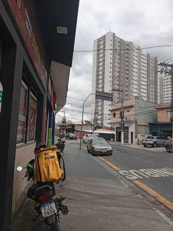 Foto da via e edifício residencial recentemente entregue